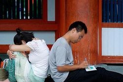 Làm theo 'đàn ông xây nhà, đàn bà xây tổ ấm' vẫn bất hạnh như thường nếu không đúng cách