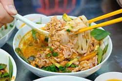 Vì sao giá xăng giảm, giá tô hủ tiếu không đổi?