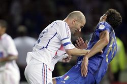 Materazzi tiết lộ vì sao bị Zidane 'thiết đầu công'