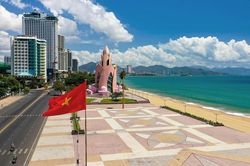 Biển Nha Trang bình yên trước khi dỡ lệnh cấm tắm