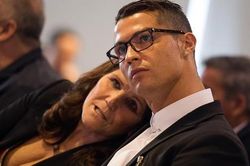 Ronaldo tặng xe trị giá 100.000 euro cho mẹ