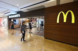McDonald dự định mở cửa trở lại 15 nhà hàng tại Anh từ ngày 13/5