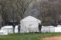 Dịch COVID-19: Mỹ đóng cửa bệnh viện dã chiến tại bang New York
