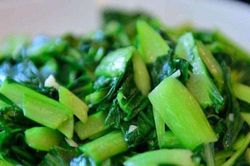 Khi xào rau, đừng cho thẳng vào chảo, làm thêm bước này, món rau xào sẽ xanh mướt và không có nước