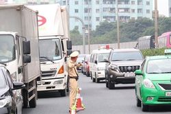 Theo chân CSGT phân luồng phương tiện về Hà Nội ngày 3/5