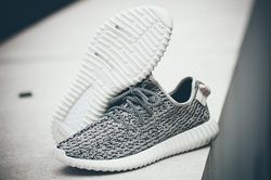 Làm thế nào để phân biệt giày Yeezy thật và giả?