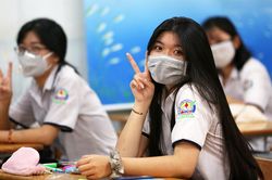 Ngày đầu trở lại trường, học sinh TP.HCM 'ngồi chỗ nào ở yên chỗ đó'