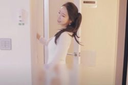Dân mạng Việt lên án một vlogger Hàn Quốc diện áo dài không quần