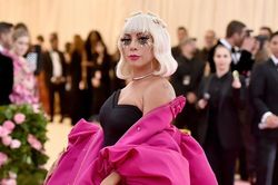 Váy dài 8 m của Lady Gaga và 7 bộ trang phục ấn tượng nhất Met Gala