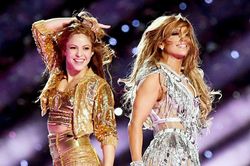 Jennifer Lopez hướng dẫn Shakira vũ điệu lắc hông