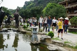 Chưa tuân thủ phòng, chống dịch khi tham quan Hang Múa - Ninh Bình