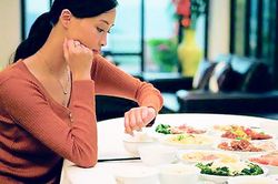 Vợ luôn tất bật mưu sinh còn chồng lúc nào cũng phơi phới