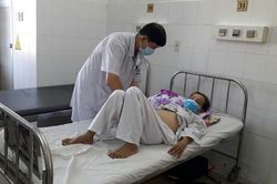 Cứu sống bệnh nhân u thận vỡ nguy kịch không cần phẫu thuật