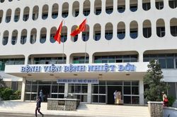 Phi công người Anh âm tính với COVID-19, nhưng bị tràn khí màng phổi phải