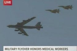 B-52 rơi linh kiện khi đang bay biểu diễn