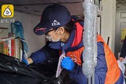 Giảng viên tiếp nhận đơn quét dọn ký túc xá và tưới cây miễn phí trước khi sinh viên quay trở lại trường