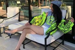 'Nữ hoàng' loạt váy cưới cổ tích Vera Wang khoe chân dài nuột nà ở tuổi 70