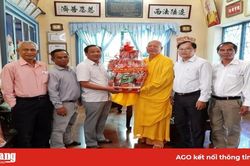 Ủy ban MTTQVN tỉnh thăm, chúc mừng Đại lễ Phật đản