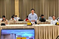 Thứ trưởng Bộ GD&ĐT: Không Bộ nào bắt học sinh đi học phải đeo nón chống giọt bắn phòng Covid-19