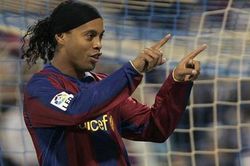 Màn bịt mắt tâng bóng của Ronaldinho 8 năm trước