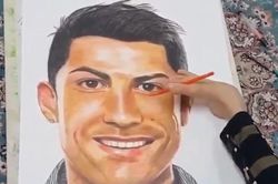 Cô gái khuyết tật vẽ chân dung Ronaldo