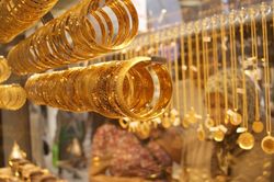 Giá vàng thế giới tiếp tục lao dốc
