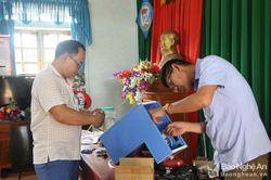 Giáo viên tiểu học Nghệ An chế tạo thành công máy rửa tay sát khuẩn tự động