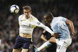 Ngày này năm xưa: Crouch giúp Tottenham lần đầu dự Champions League