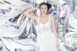 Ninh Dương Lan Ngọc khoe bờ vai trắng nõn, vòng eo thon gọn với váy cắt xẻ hiểm hóc