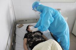 Bác gái của bệnh nhân Covid-19 đầu tiên của Hà Nội đã tự thở, tự ăn