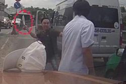 Cãi vã trên đường, tài xế xe khách cầm dao chém liên tiếp lái xe taxi