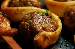 Đổi vị với thịt viên cuộn pizza nướng bơ tỏi