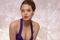 Cảnh quay của Angelina Jolie khiến ê-kíp phim ngượng ngùng