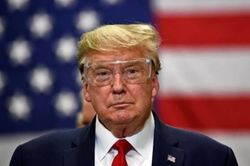 TT Trump đi thăm nhà máy khẩu trang, quyết mở cửa lại nền kinh tế