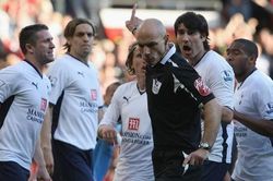 Sai lầm đáng tiếc nhất sự nghiệp của Howard Webb có lợi cho MU