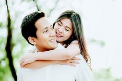 Nếu nghe lời rỉ tai 'quản chồng thật chặt', chắc cô đã buộc anh vào chân mình