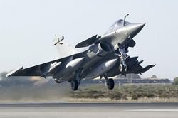 Ấn Độ mua tiêm kích Rafale giá 'cắt cổ' gấp đôi F-35: Có bê bối gì phía sau?