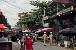 Đang bán hàng ở chợ, vợ bất ngờ bị chồng đâm tử vong