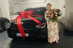 Ronaldo tặng mẹ Mercedes nhân dịp Ngày của Mẹ