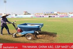 Tập trung phục hồi mặt cỏ sân vận động Hà Tĩnh, đảm bảo phục vụ đội nhà thi đấu