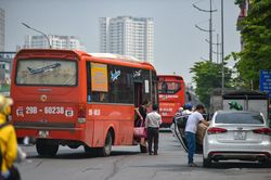 Vừa nới lỏng giãn cách xã hội, đã tái diễn 'xe khách rùa bò'