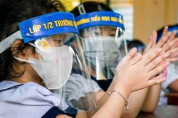 Phụ huynh tranh luận gay gắt quanh việc cho học sinh đội mũ chống giọt bắn trong lớp học