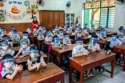 Học sinh không bắt buộc phải đeo khẩu trang trong lớp học