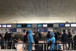 Công dân Việt Nam hồi hương từ Pháp trên chuyến bay của Vietnam Airlines