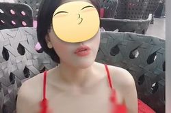 Nhức mắt với trào lưu mới của hội chị em bán hàng online: Ăn mặc hớ hênh, khoe trọn vòng 1 để câu tương tác
