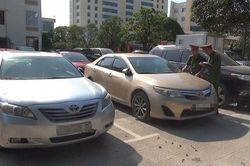 Tạm giữ 10 chiếc xe 'siêu sang' nhập lậu từ Lào