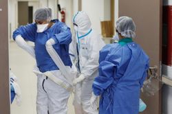 Hơn 90.000 nhân viên y tế có thể đã nhiễm virus corona trên toàn cầu