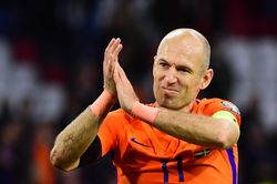 Robben có thể đá cặp cùng Honda tại Brazil
