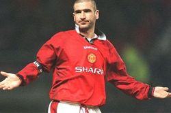 Eric Cantona xoay người dứt điểm ở tuổi 53