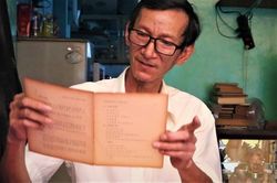 Niềm vui của người phục chế sách cũ cuối cùng tại TP.HCM